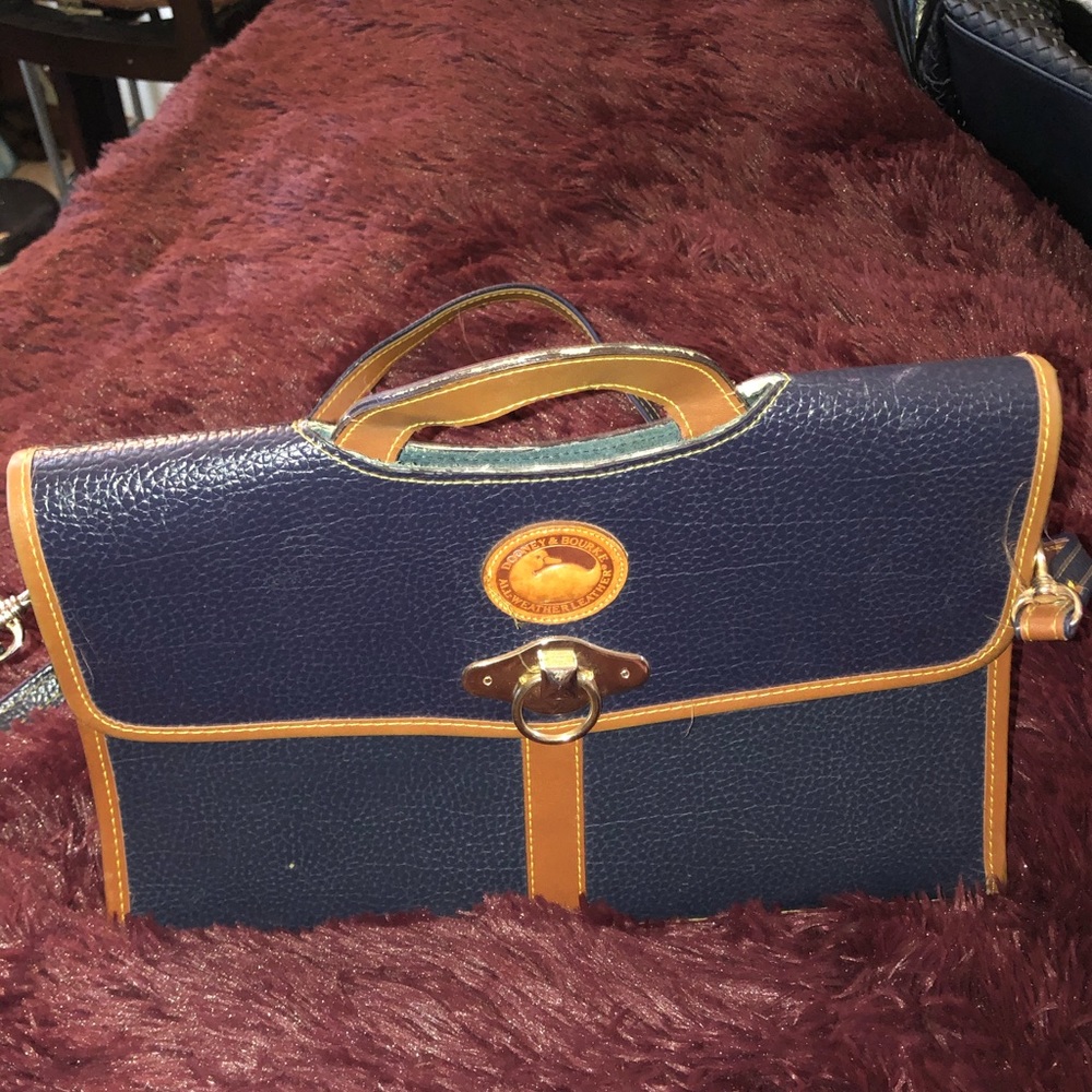 Hand an shoulder bag